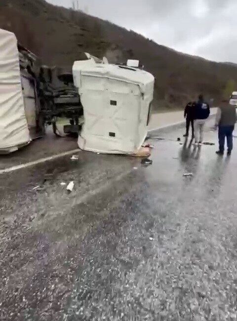 Sivas’ın Suşehri ilçesinde sağanak yağış nedeniyle kaygan zeminde kontrolden çıkan