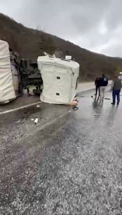 Sivas’ın Suşehri ilçesinde sağanak yağış nedeniyle kaygan zeminde kontrolden çıkan