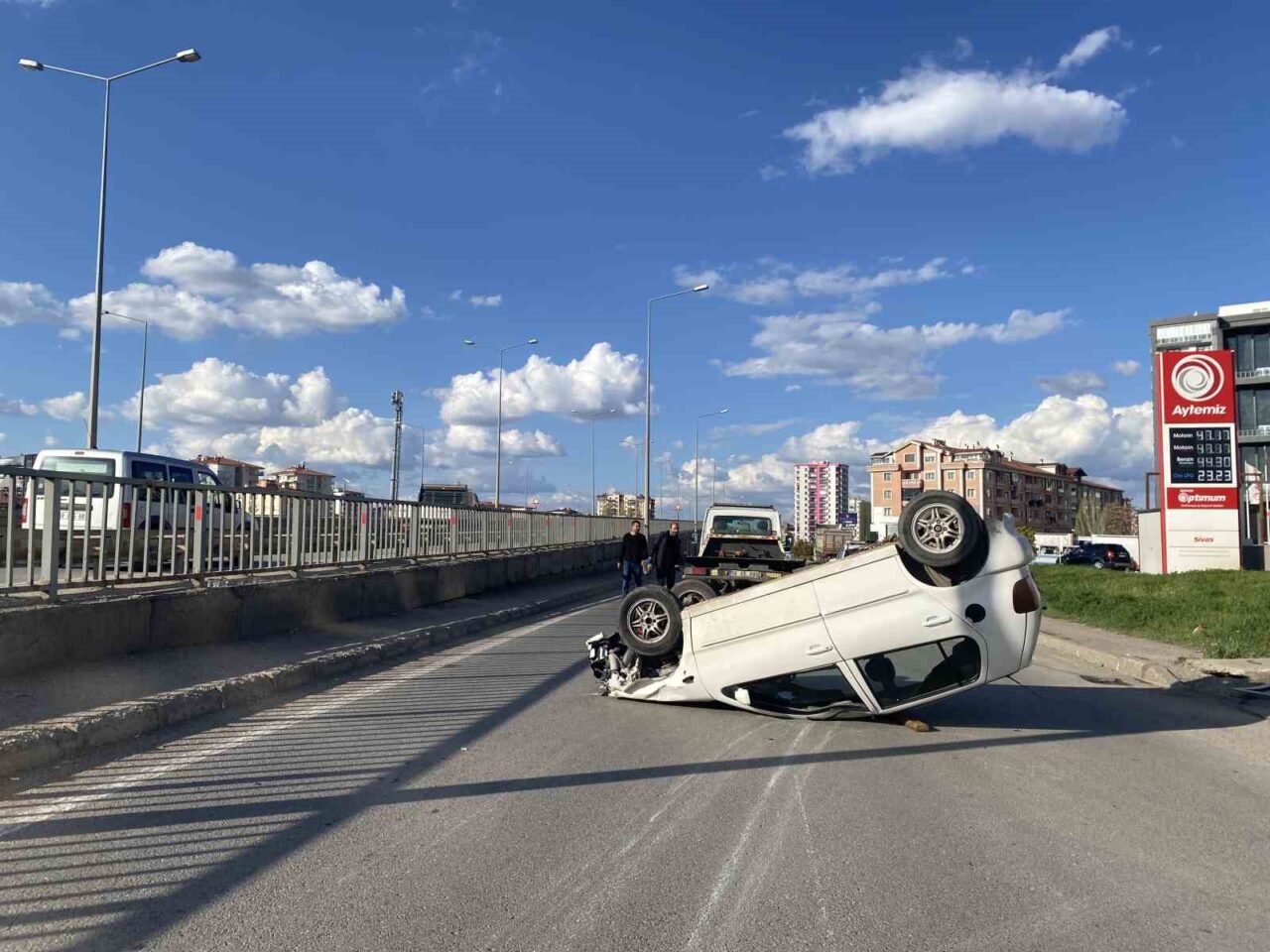 Sivas’ta meydana gelen trafik kazasında otomobilin devrilmesi sonucu 3 kişi