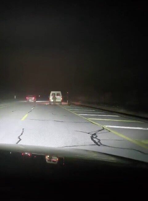 Sivas’ta bir sürücü, kamyonetin arkasına iple bağladığı iki atı kilometrelerce