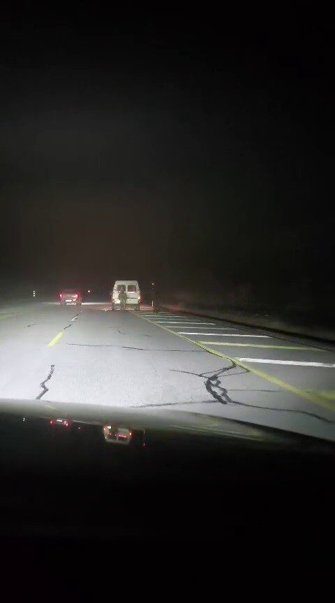 Sivas’ta bir sürücü, kamyonetin arkasına iple bağladığı iki atı kilometrelerce