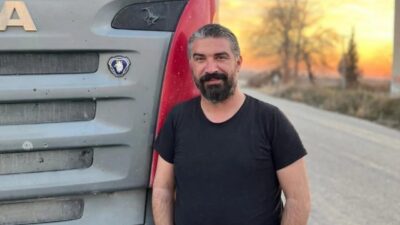 Sivas’ın Divriği ilçesinde meydana gelen trafik kazasında bir tırın devrilmesi