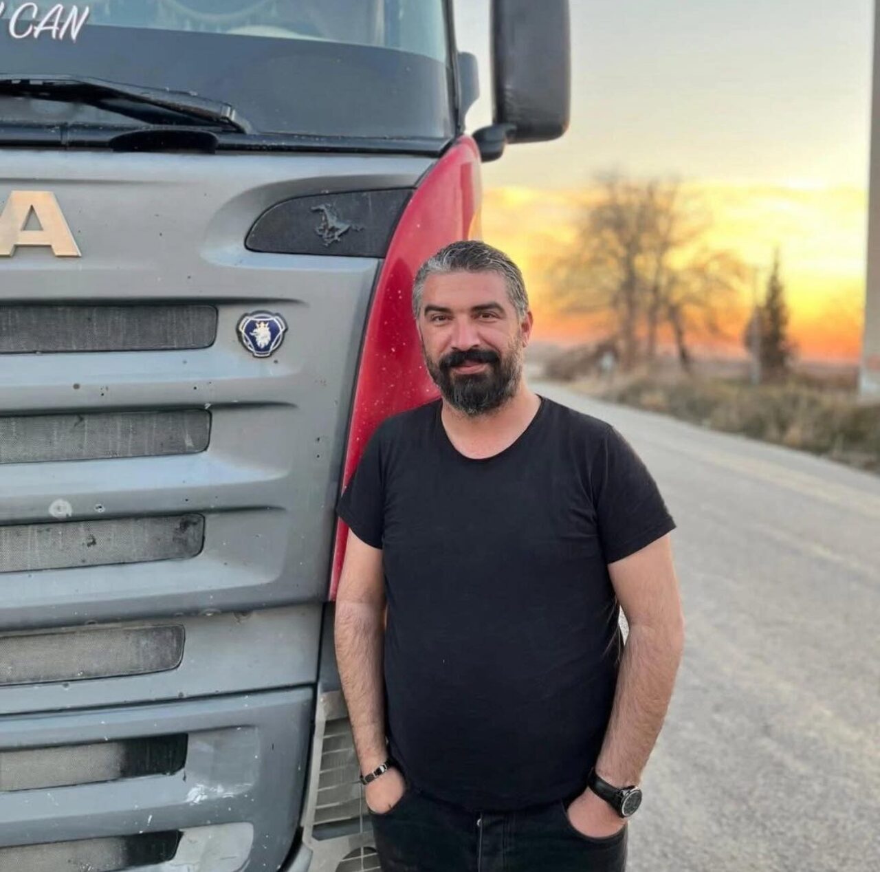 Sivas’ın Divriği ilçesinde meydana gelen trafik kazasında bir tırın devrilmesi