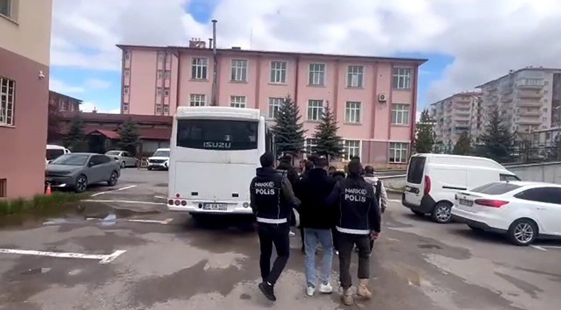 Sivas’ta uyuşturucu tacirlerine yönelik düzenlenen operasyonda gözaltına alının 15 kişiden
