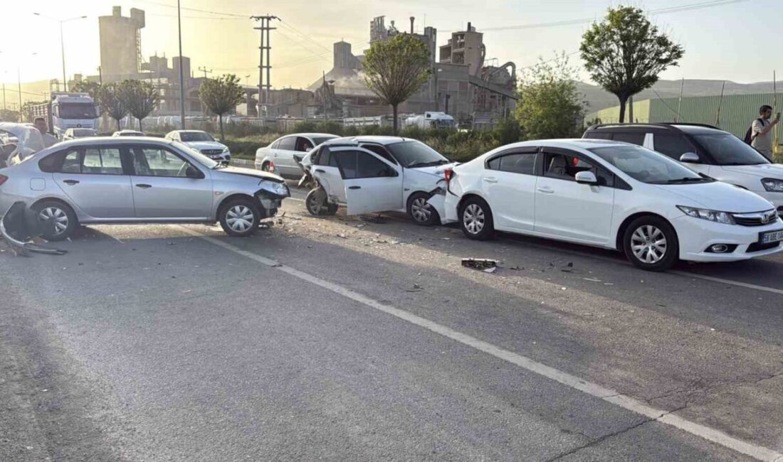 Sivas’ta meydana gelen zincirleme trafik kazasında 4 kişi yaralandı. Edinilen
