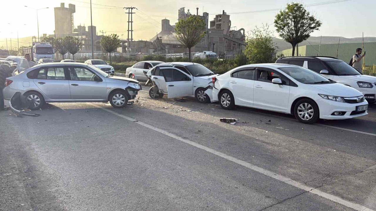 Sivas’ta meydana gelen zincirleme trafik kazasında 4 kişi yaralandı. Edinilen