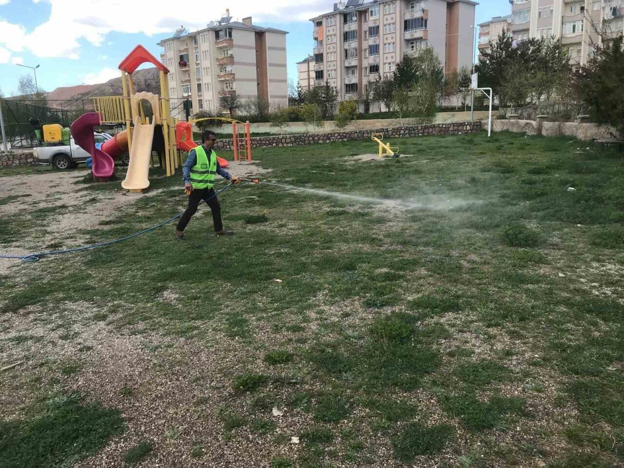 Bayburt Belediyesi sivrisinek ve haşerelere karşı ilaçlama çalışması gerçekleştiriyor. Bayburt