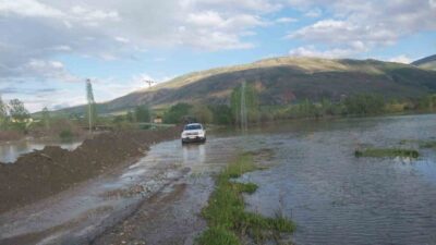 Erzincan’ın Tercan ilçesinde Karasu nehrinin taşması dolayısıyla kapanan Büklümdere ve