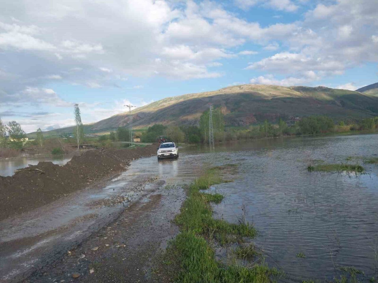 Erzincan’ın Tercan ilçesinde Karasu nehrinin taşması dolayısıyla kapanan Büklümdere ve