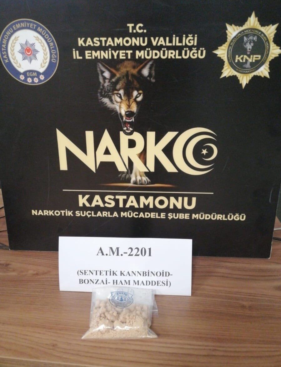 Kastamonu’da polis ekipleri tarafından durdurulan araçta yapılan aramada sentetik kannabinoid
