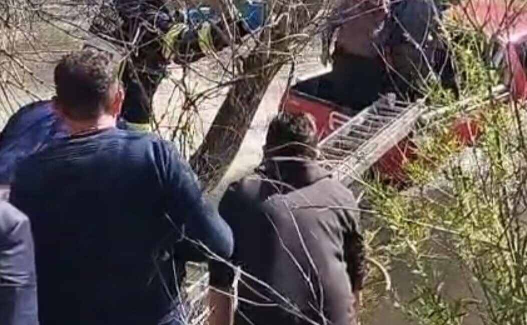 Erzurum’da dereye uçan otomobildeki sürücü itfaiye ekiplerince çıkarıldı. Narman ilçesi