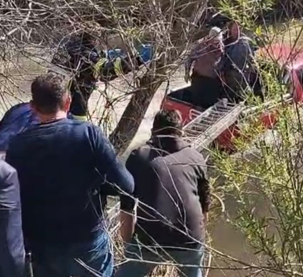 Erzurum’da dereye uçan otomobildeki sürücü itfaiye ekiplerince çıkarıldı. Narman ilçesi