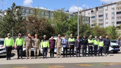Erzurum’un Oltu ilçesinde Kaymakam Mustafa Çelik’in de katıldığı trafik uygulamasında