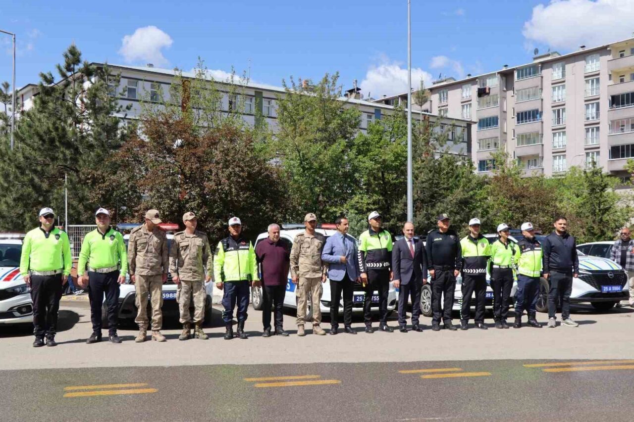 Erzurum’un Oltu ilçesinde Kaymakam Mustafa Çelik’in de katıldığı trafik uygulamasında