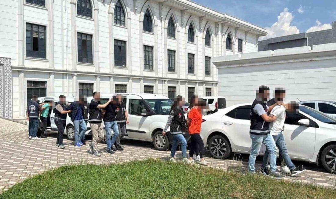 Kocaeli’nin İzmit ilçesinde kurşun yağmuruna tutulan otomobildeki sürücünün ağır yaralandığı