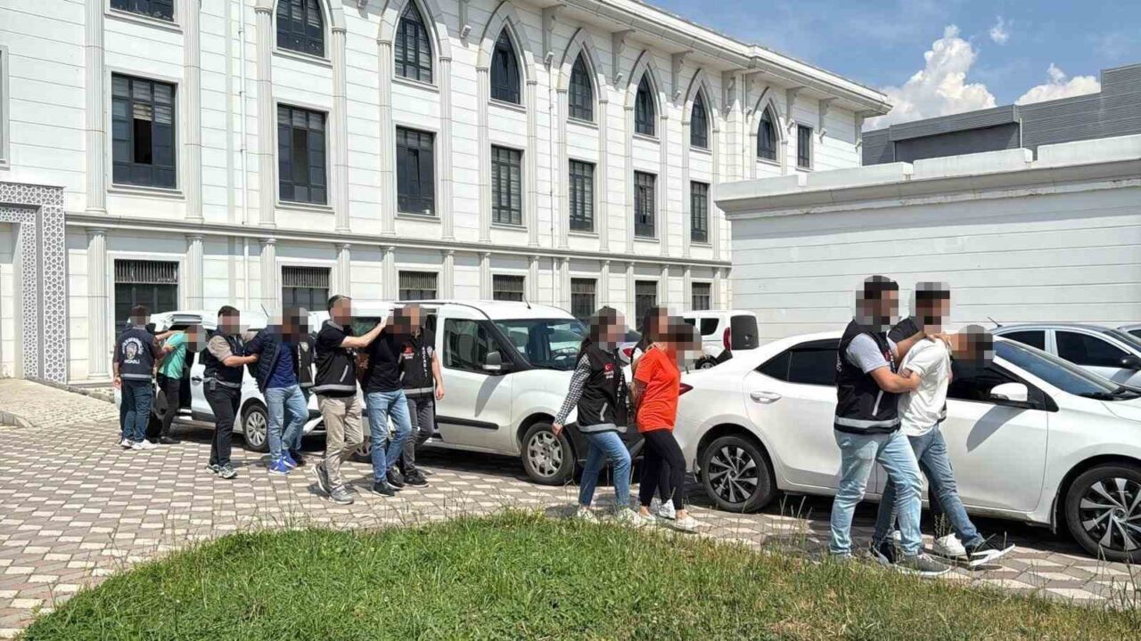 Kocaeli’nin İzmit ilçesinde kurşun yağmuruna tutulan otomobildeki sürücünün ağır yaralandığı