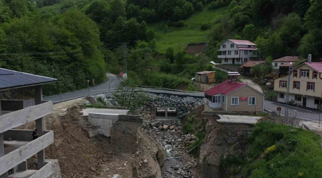 Trabzon’un sütlacı ile ünlü Maçka ilçesinin Hamsiköy mahallesinin ulaşım sorunu
