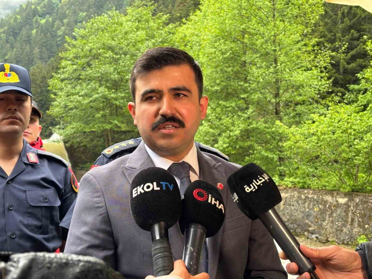 Trabzon’un Çaykara ilçesinin turizm merkezi Uzungöl’de su içmek isterken Haldizen