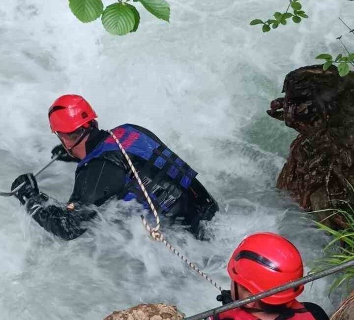 Trabzon’un Çaykara ilçesinin turizm merkezi Uzungöl’de bulunan Haldizen Deresi’ne su
