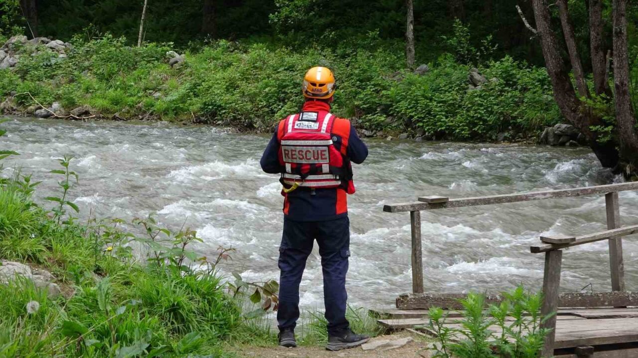 Trabzon’un Çaykara ilçesinin turizm merkezi Uzungöl’de bulunan Haldizen Deresi’ne 26