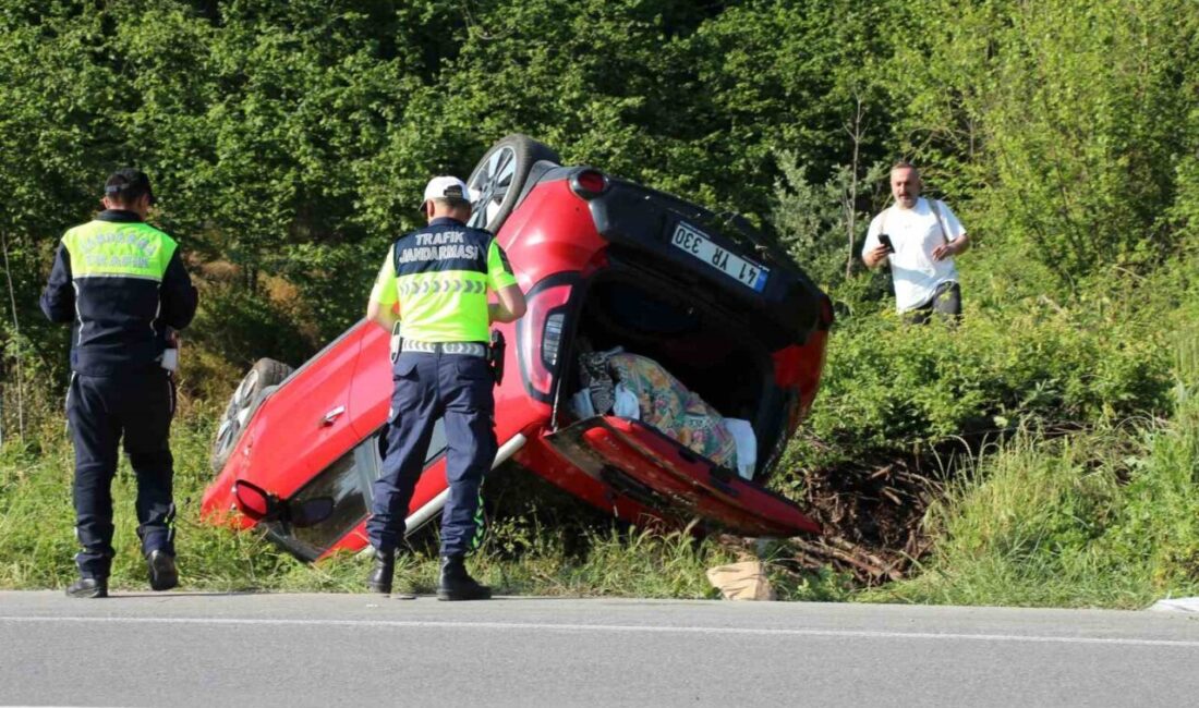 Sakarya’nın Akyazı ilçesinde kontrolden çıkan otomobil takla attı. Ailenin ölümden