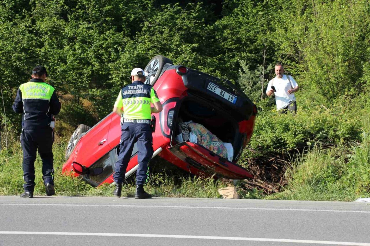Sakarya’nın Akyazı ilçesinde kontrolden çıkan otomobil takla attı. Ailenin ölümden