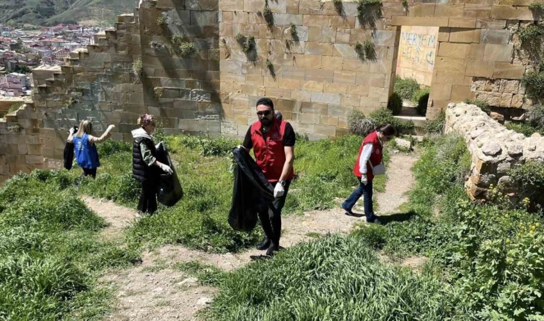 Müzeler Haftası dolayısıyla tarihi Bayburt Kalesi’nde temizlik çalışması yapıldı. Kültür