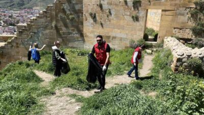 Müzeler Haftası dolayısıyla tarihi Bayburt Kalesi’nde temizlik çalışması yapıldı. Kültür