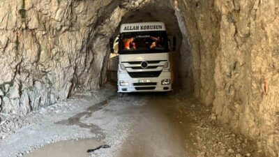 Erzincan’ın Kemaliye ilçesindeki tarihi Taş Yolu’nda tırın tünele sıkışması sonucu