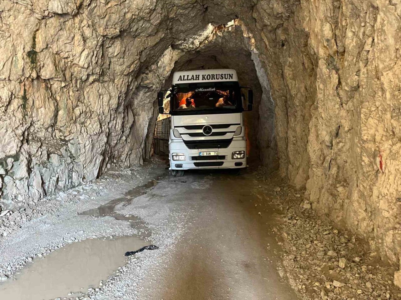 Erzincan’ın Kemaliye ilçesindeki tarihi Taş Yolu’nda tırın tünele sıkışması sonucu