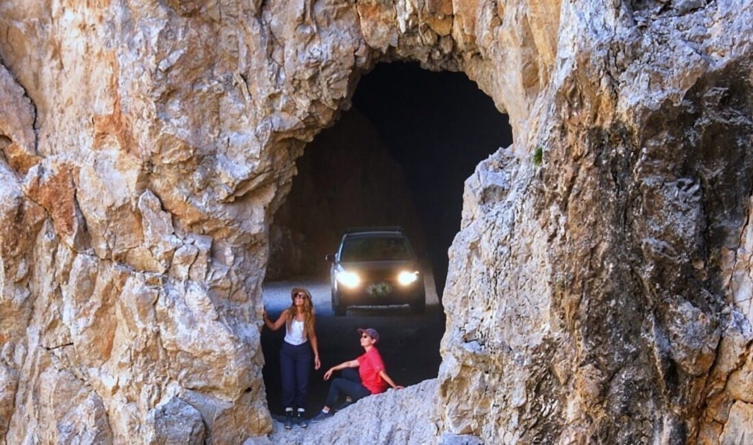 Taş Yolunda tır sıkıştı, yol geçici süreyle ulaşıma kapatıldı Erzincan’ın Kemaliye ilçesinden geçen Taş Yolunda tır tünelde sıkışırken yol