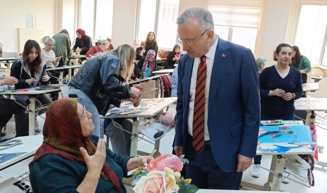 Tazelenme Üniversitesi öğrencileri el sanatları atölyesinde Erzincan’da Tazelenme Üniversitesi üniversitesi eğitim vermeye devam ediyor. Erzincan Binali