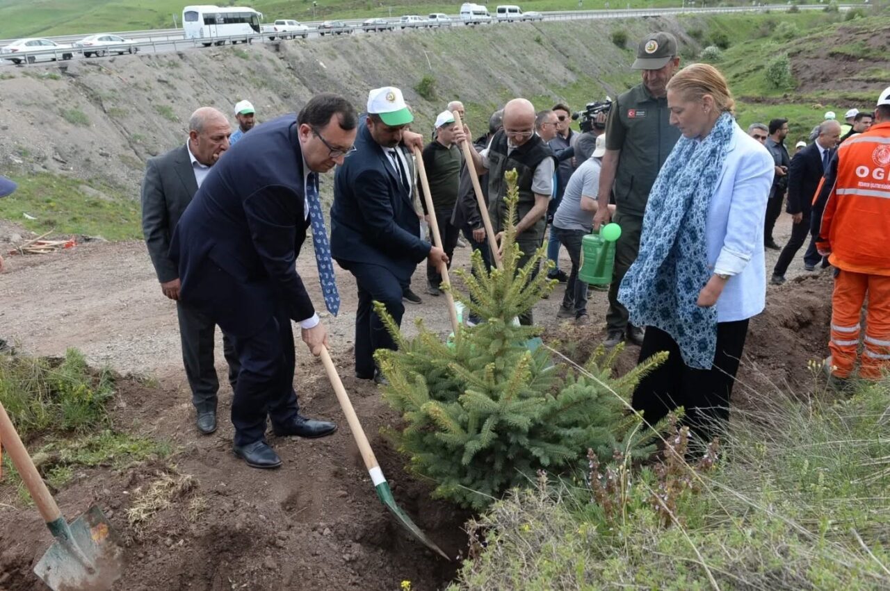 Erzurum Vali Yardımcısı Ahmet Özdemir’in katılımıyla gerçekleştirilen etkinlikte, TBMM’nin 105.