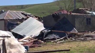Erzurum’un Tekman ilçesinde etkili olan hortum, çok sayıda binanın çatısının