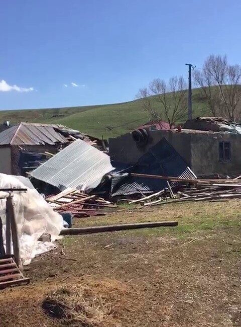 Erzurum’un Tekman ilçesinde etkili olan hortum, çok sayıda binanın çatısının