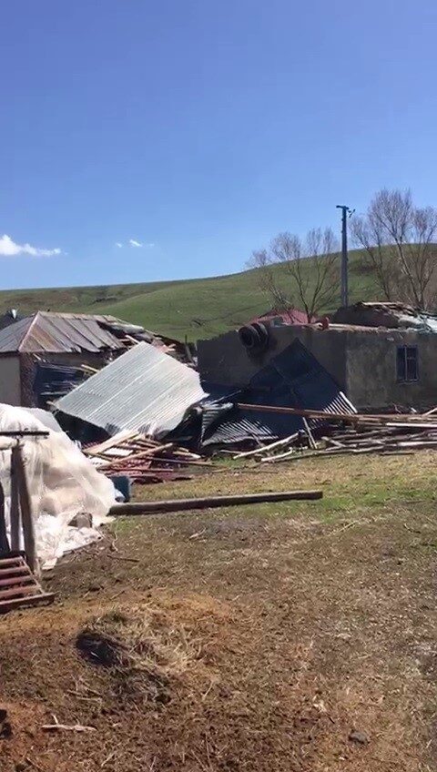 Erzurum’un Tekman ilçesinde etkili olan hortum, çok sayıda binanın çatısının