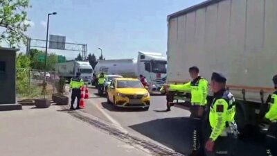 Sakarya’da jandarma ekipleri, ticari taksi ile düzensiz göçmen kaçakçılığı yapan