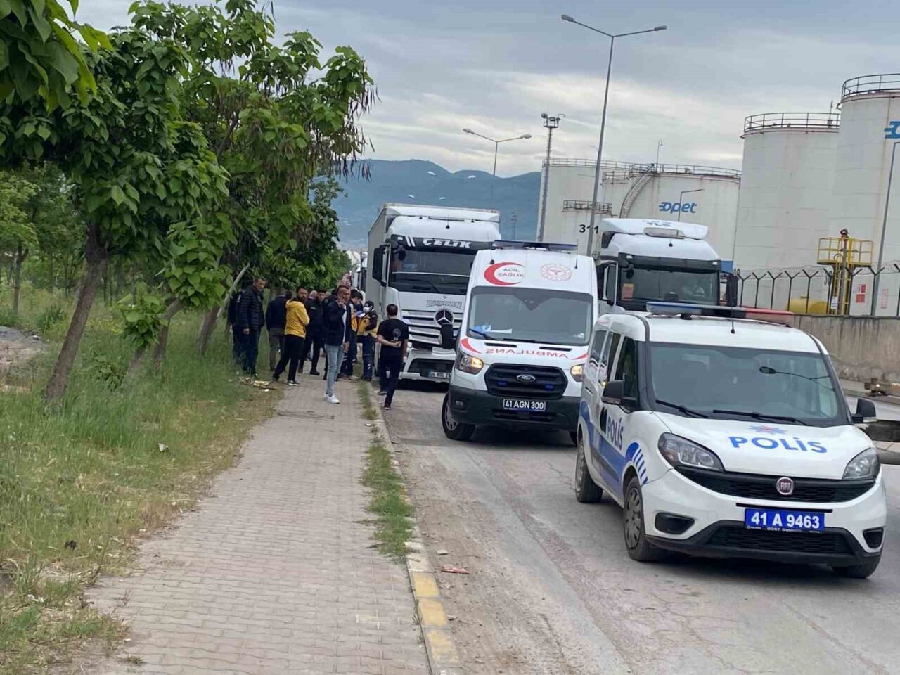 Kocaeli’nin Körfez ilçesinde 35 yaşındaki adam, tırda iple asılı halde
