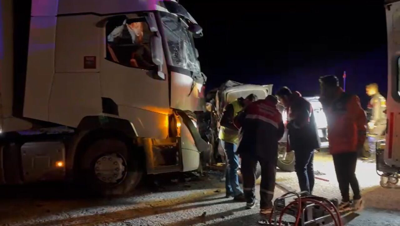 Sivas’ta tır ve pikabın karıştığı kazada 1 kişi hayatını kaybeti.