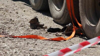 Sakarya’nın Akyazı ilçesinde devrilen tomrukların altında kalan 38 yaşındaki işçi,