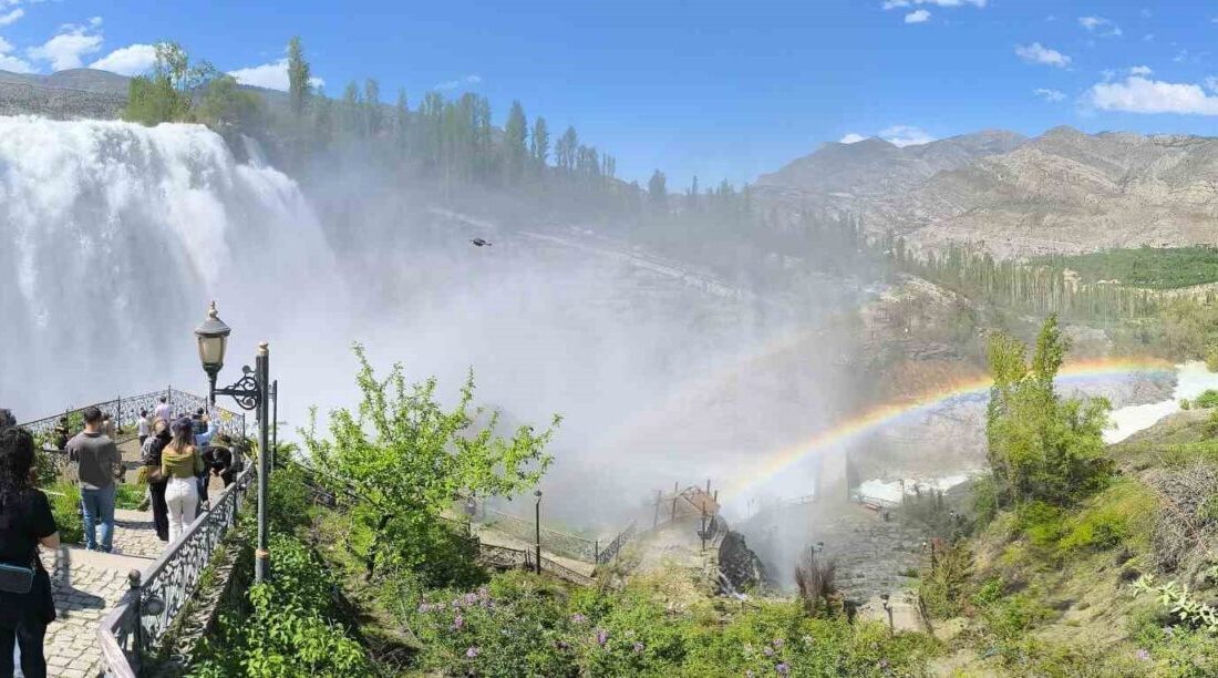 Erzurum’un Uzundere ilçesinde bulunan ve dünyanın sayılı doğal şelaleleri arasında