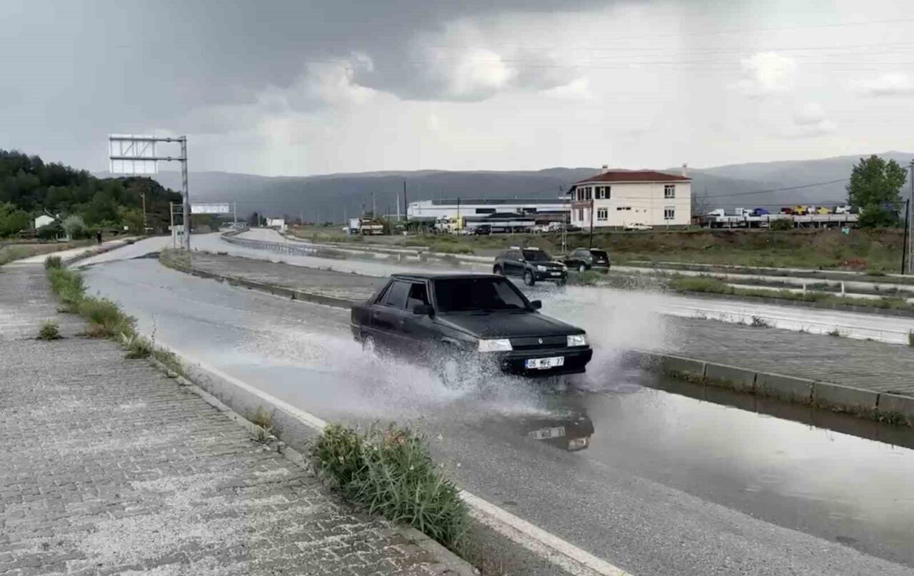 Kastamonu’nun Tosya ilçesinde etkili olan kuvvetli sağanak yağışı sebebiyle bazı