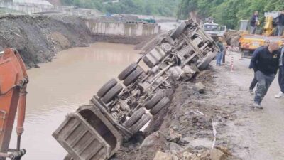 Trabzon’un Araklı ilçesi Karadere yolu Kaşıkçı mevkiinde yol yapım çalışmalarında