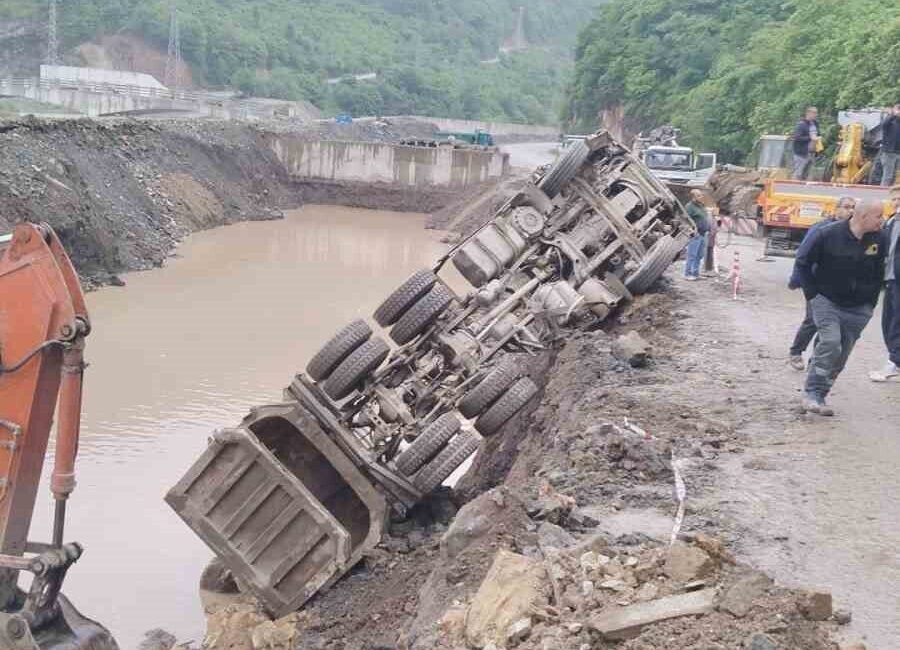 Trabzon’un Araklı ilçesi Karadere yolu Kaşıkçı mevkiinde yol yapım çalışmalarında