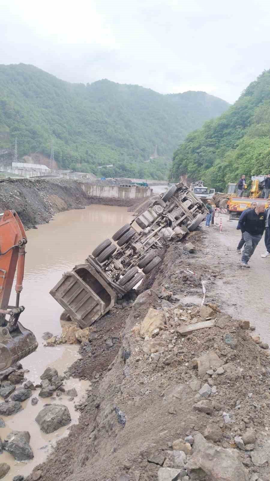 Trabzon’un Araklı ilçesi Karadere yolu Kaşıkçı mevkiinde yol yapım çalışmalarında