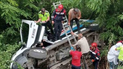 Trabzon’un Ortahisar ilçesinde bir dolmuşun yol kenarındaki ormanlık alana devrilmesi