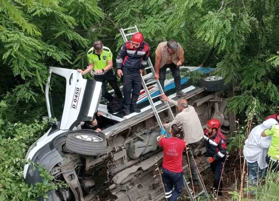 Trabzon’un Ortahisar ilçesinde bir dolmuşun yol kenarındaki ormanlık alana devrilmesi