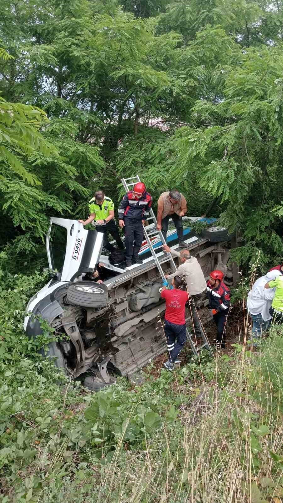 Trabzon’un Ortahisar ilçesinde bir dolmuşun yol kenarındaki ormanlık alana devrilmesi