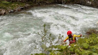 Trabzon’un Çaykara ilçesinde su içmek isterken Haldizen Deresi’ne düşen 9