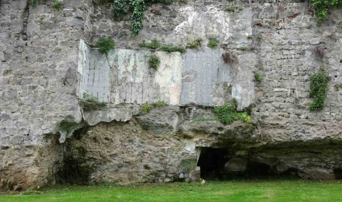 Trabzon Kalesi’nin tarihi surlarındaki fayanslar Trabzon Büyükşehir Belediyesine ait ekiplerin